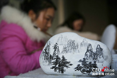 一笔一石绘锦绣，河南宝丰村民石画闯出致富新路